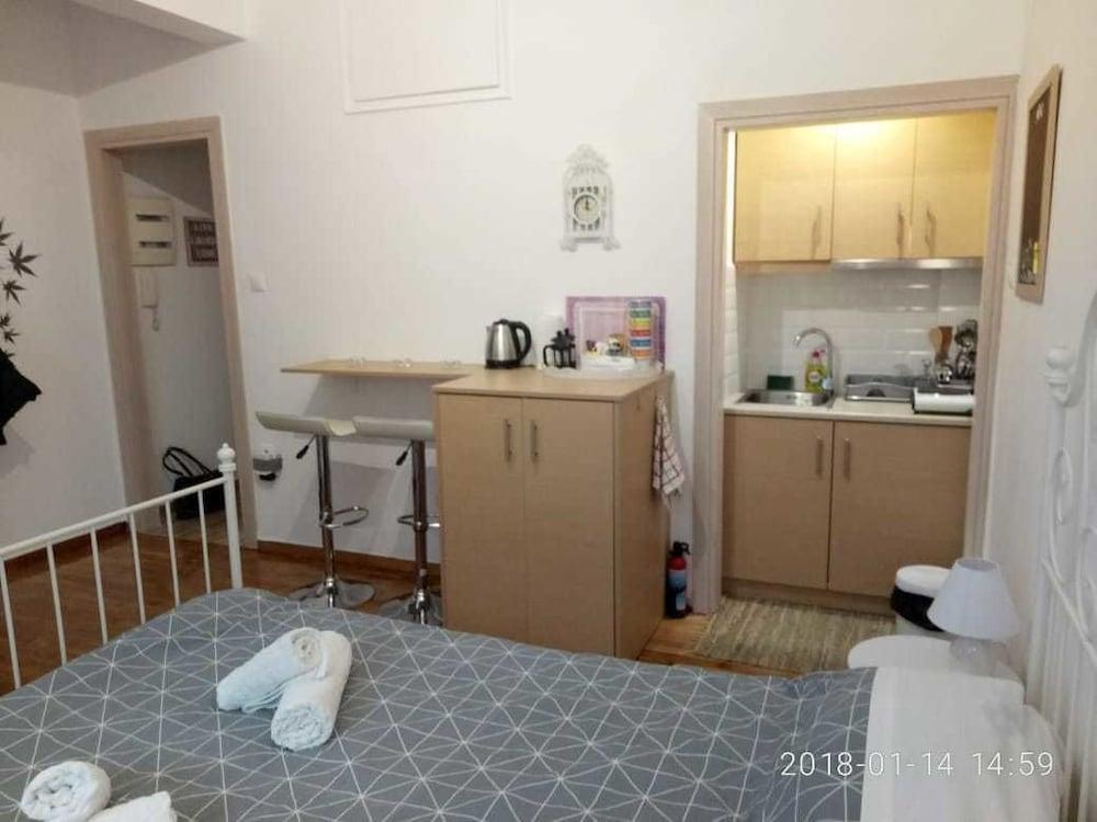Modern, Ideally Located Studio Apartment Athene Buitenkant foto
