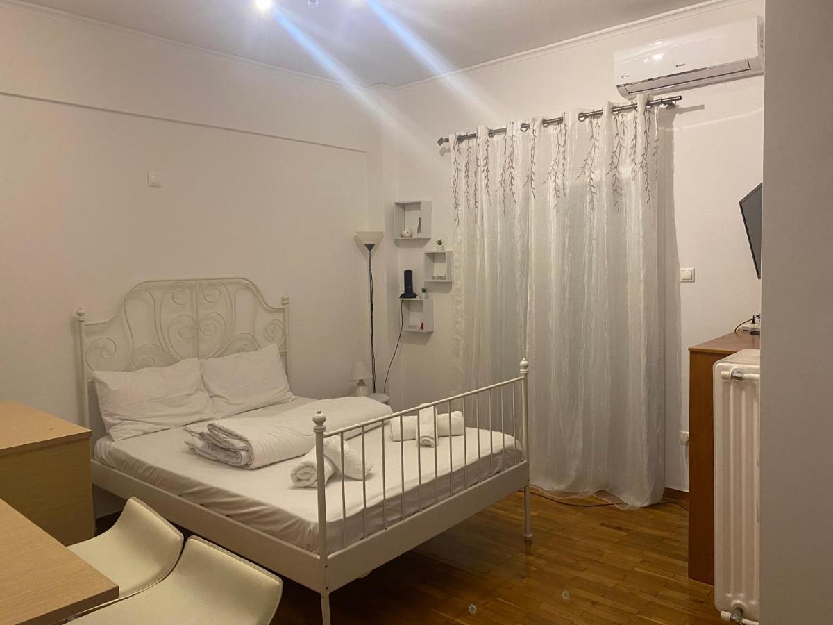 Modern, Ideally Located Studio Apartment Athene Buitenkant foto