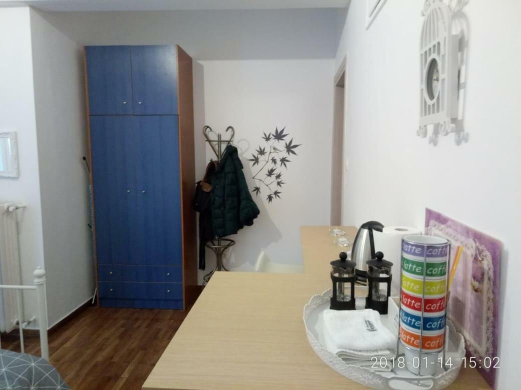 Modern, Ideally Located Studio Apartment Athene Buitenkant foto