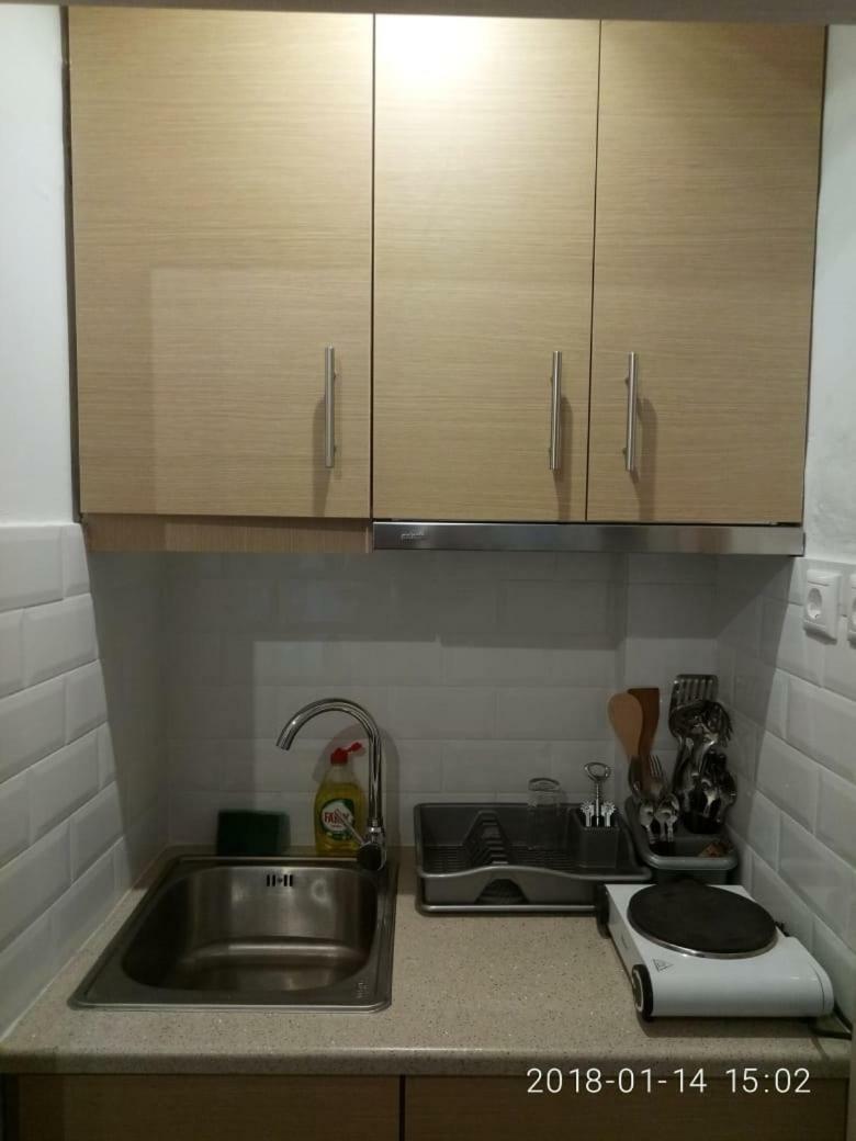 Modern, Ideally Located Studio Apartment Athene Buitenkant foto